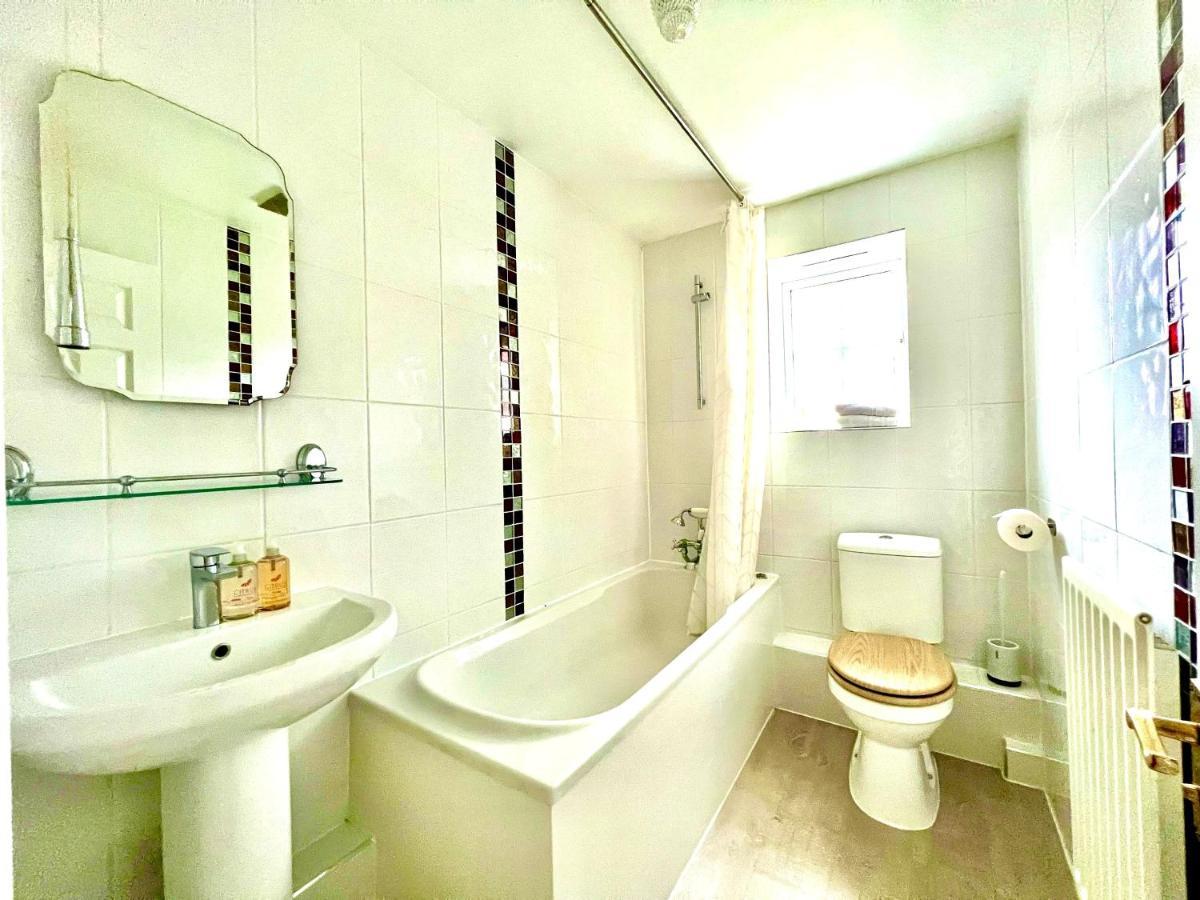 Comfortable 3 Bedroomed House In Holiday home *